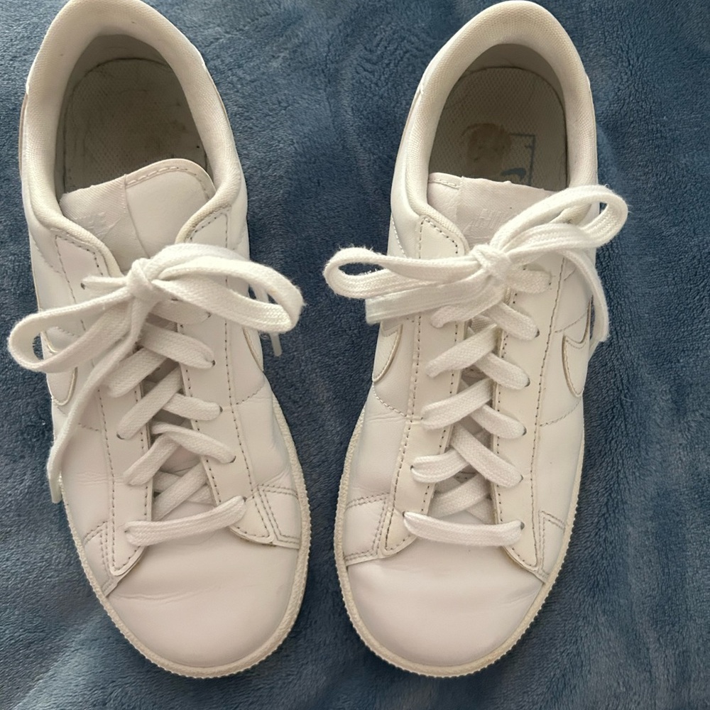 Nike White Low-Top Sneakers Minimalist Design